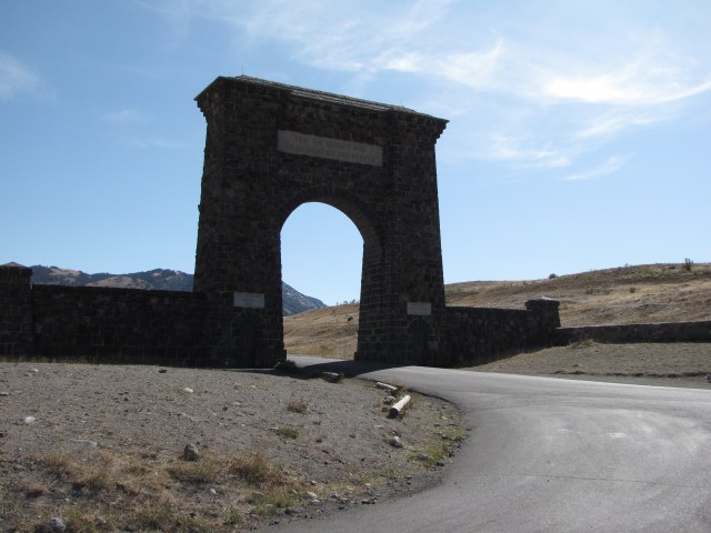 Roosevelt Arch into Yellowstone